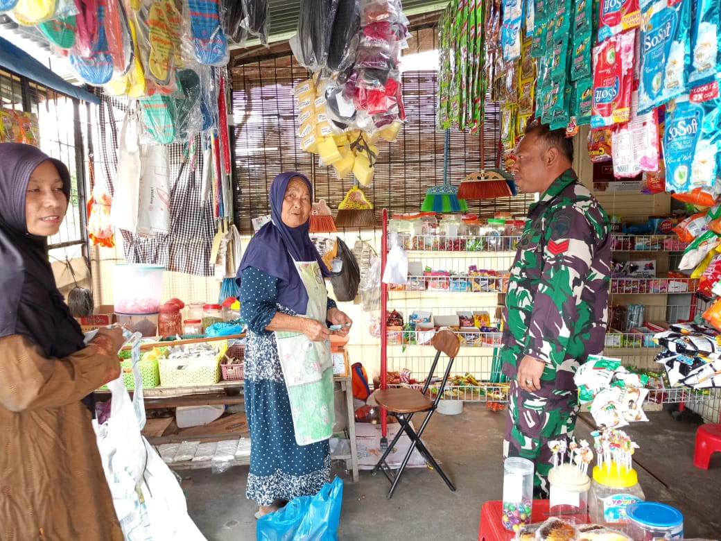 Monitoring Harga Kebutuhan Pokok, Babinsa Sambangi Toko-toko Sembako