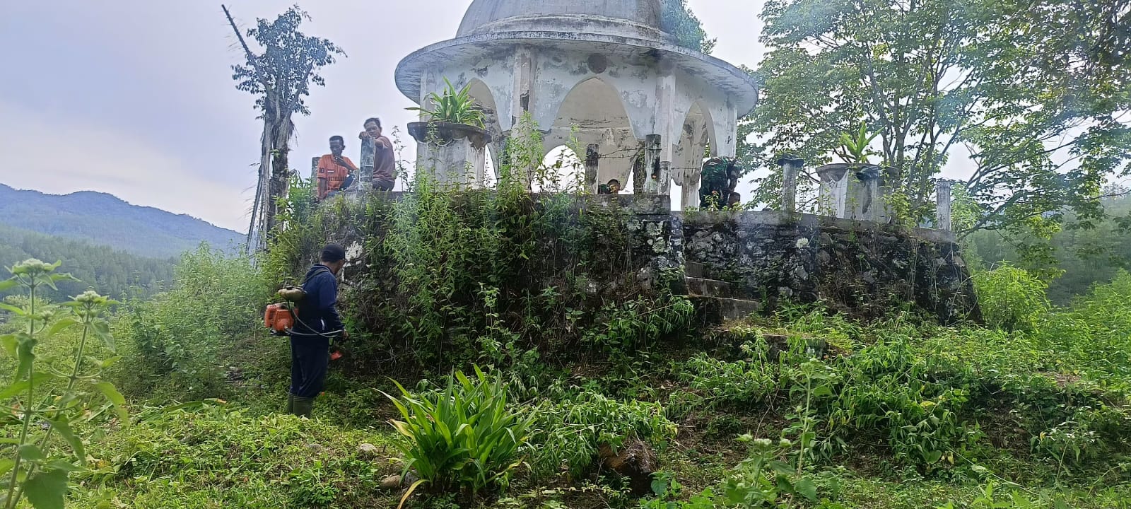Dansatgas TMMD Bersama For,kopimcam dan Warga Ziarah ke Makam Datu Merah Muge