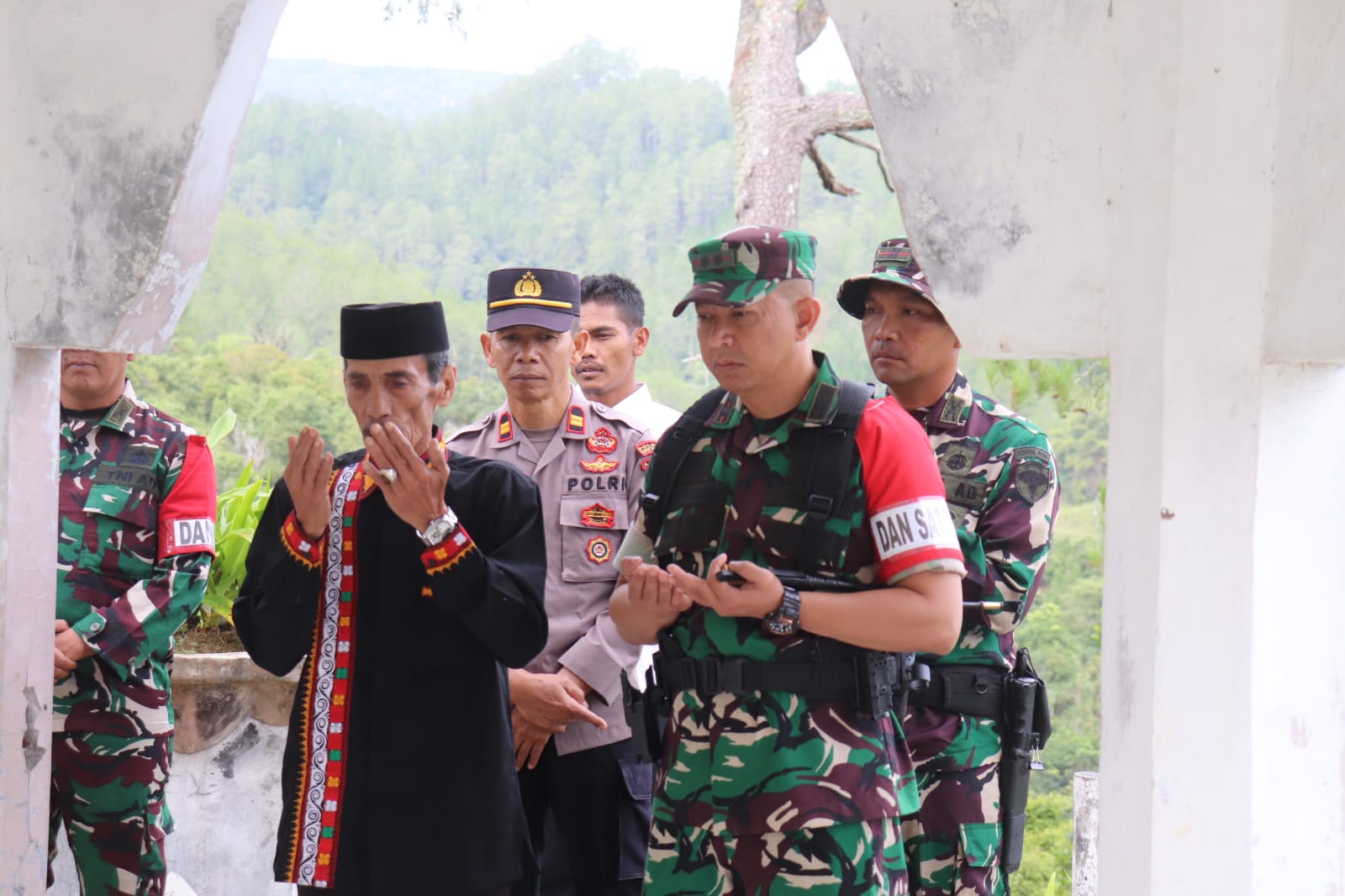 Dansatgas TMMD ke-126 Pimpin Apel Bersihkan Makam Datu Merah di Muge, Takengon