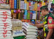Personil Koramil 04/PRG Cek Harga Kebutuhan Pokok Masyarakat