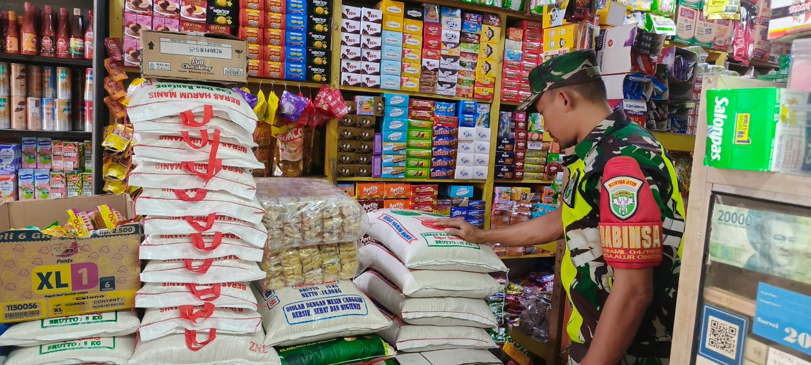 Personil Koramil 04/PRG Cek Harga Kebutuhan Pokok Masyarakat