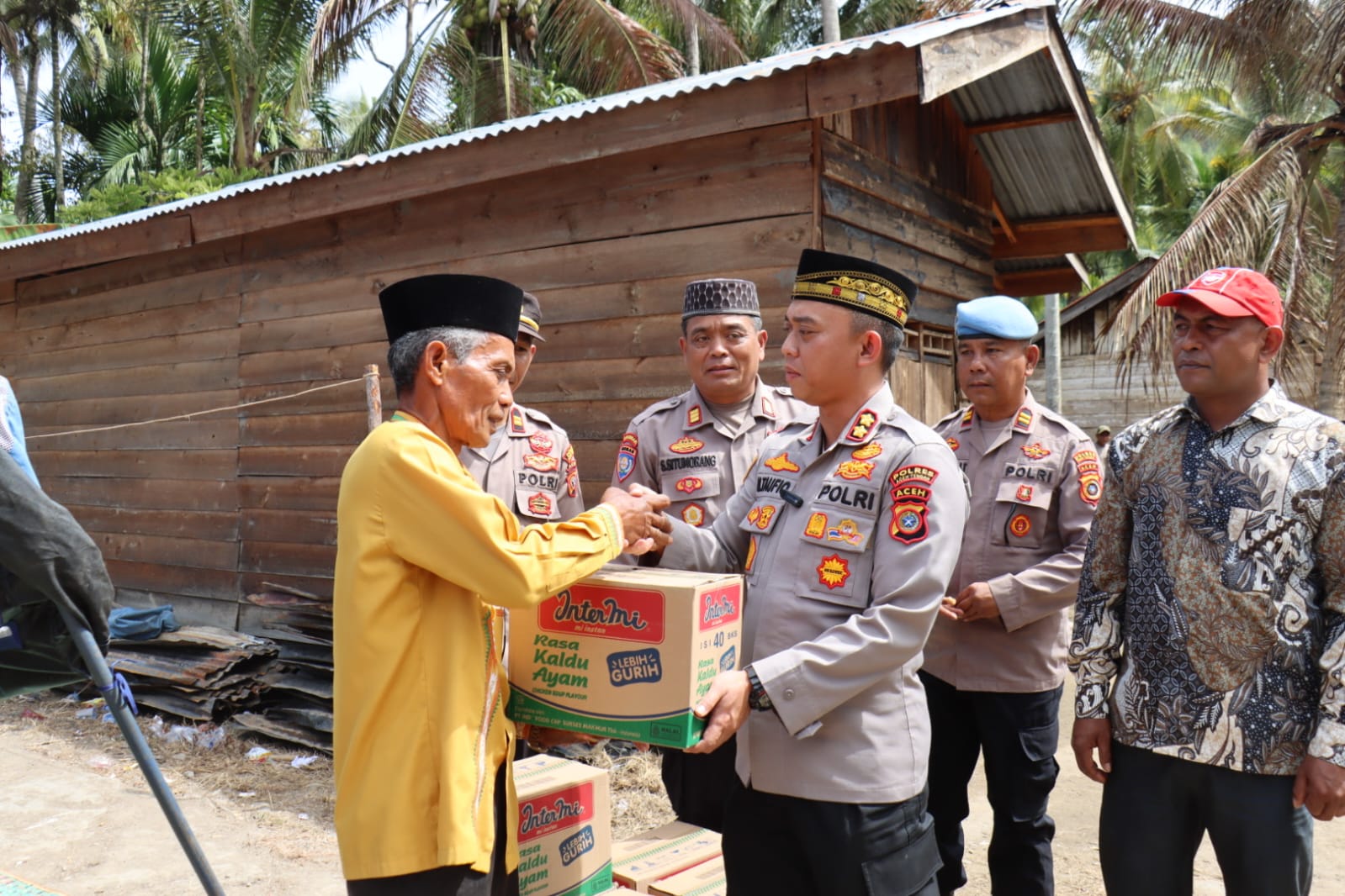 Jumat Berkah, Kapolres Aceh Tengah Tinjau Korban Kebakaran di Delung Sekinel dan Salurkan Bantuan