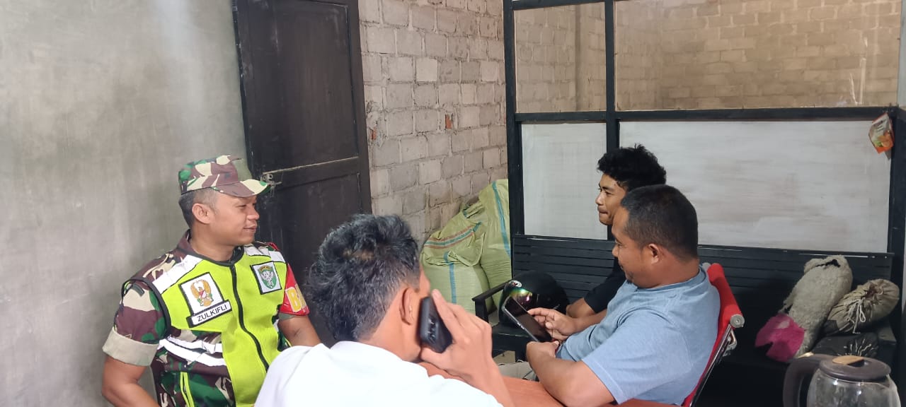 Sambangi Warga Dan Lakukan Komsos, Babinsa Koramil 04/PRG Himbau Kamtibmas