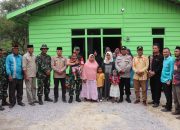 Buk Kasmawati Warga Desa Rutih Tak Kuasa Menahan Tangisan Di Saat Penyerahan Kunci RTLH Program TMMD Reguler 2025