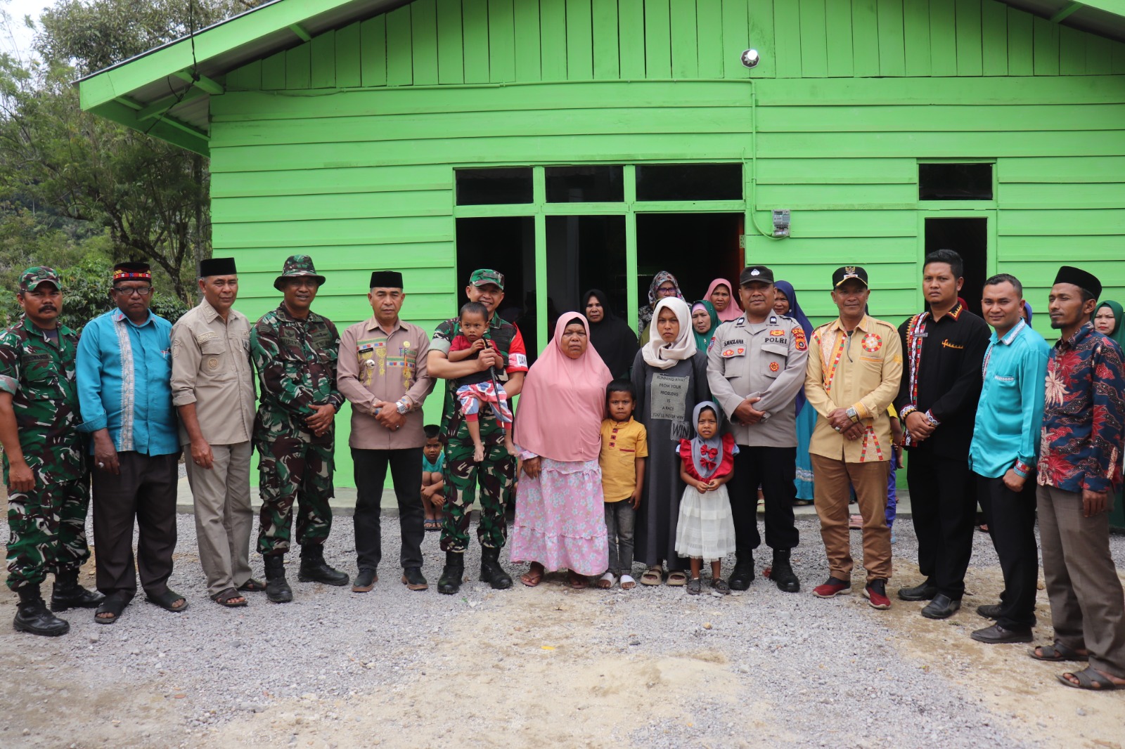 Buk Kasmawati Warga Desa Rutih Tak Kuasa Menahan Tangisan Di Saat Penyerahan Kunci RTLH Program TMMD Reguler 2025