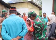 Dandim Aceh Tengah Saksikan Buk Kasmawati Menangis Peluk Sertu Riswandi Babinsa Rutih Di Saat Penyerahan Kunci Rumah Baru Program TMMD Reguler 2025
