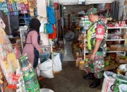 Kunjungi Toko Sembako, Babinsa Koramil 02/WPS Pastikan Harga-harga Tetap Stabil Di Pasaran
