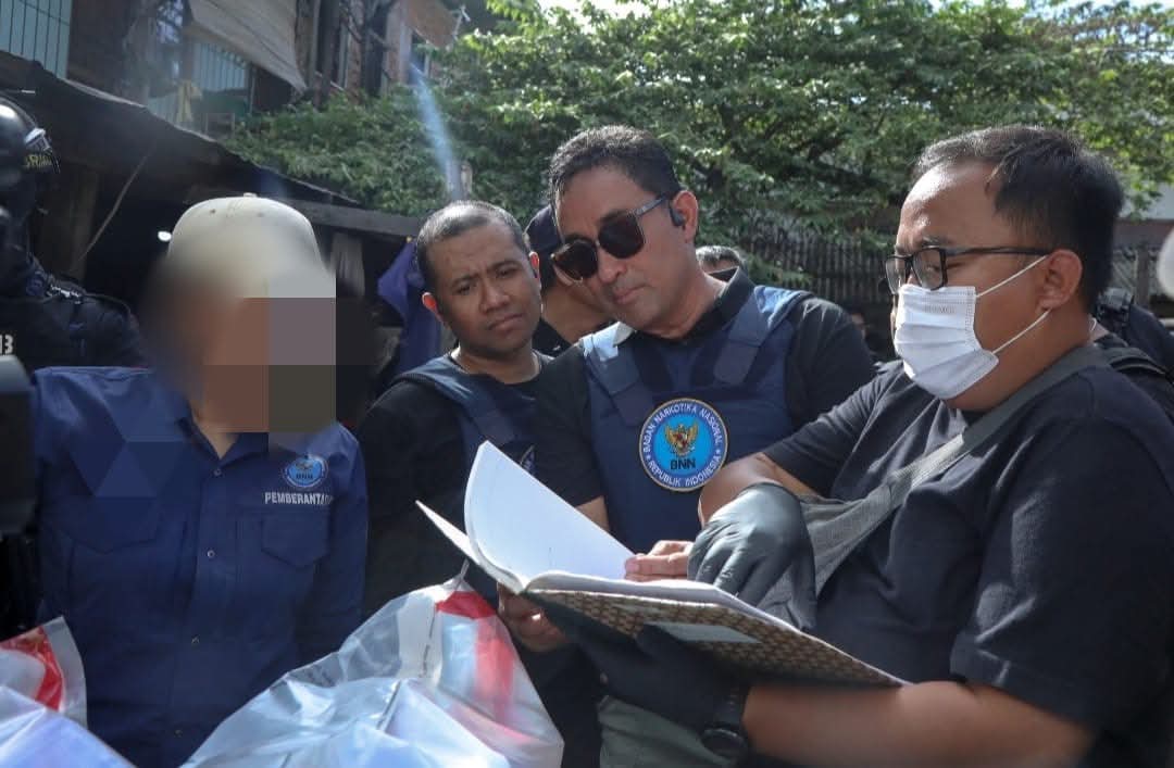 BNN DAN POLRI BONGKAR SARANG NARKOBA DI KAMPUNG BAHARI, BERHASIL UNGKAP 89 KG SABU DAN 7 PUCUK SENJATA API