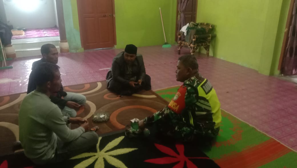 Babinsa Koramil 05/Permata Komsos Bersama Tokoh Masyarakat Jalin Kebersamaan