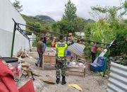 Peduli Warga, Babinsa Bersama Masyarakat Pasang Teratak untuk Kegiatan Sosial