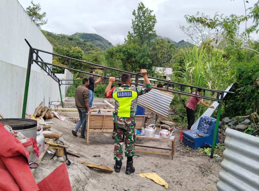 Peduli Warga, Babinsa Bersama Masyarakat Pasang Teratak untuk Kegiatan Sosial