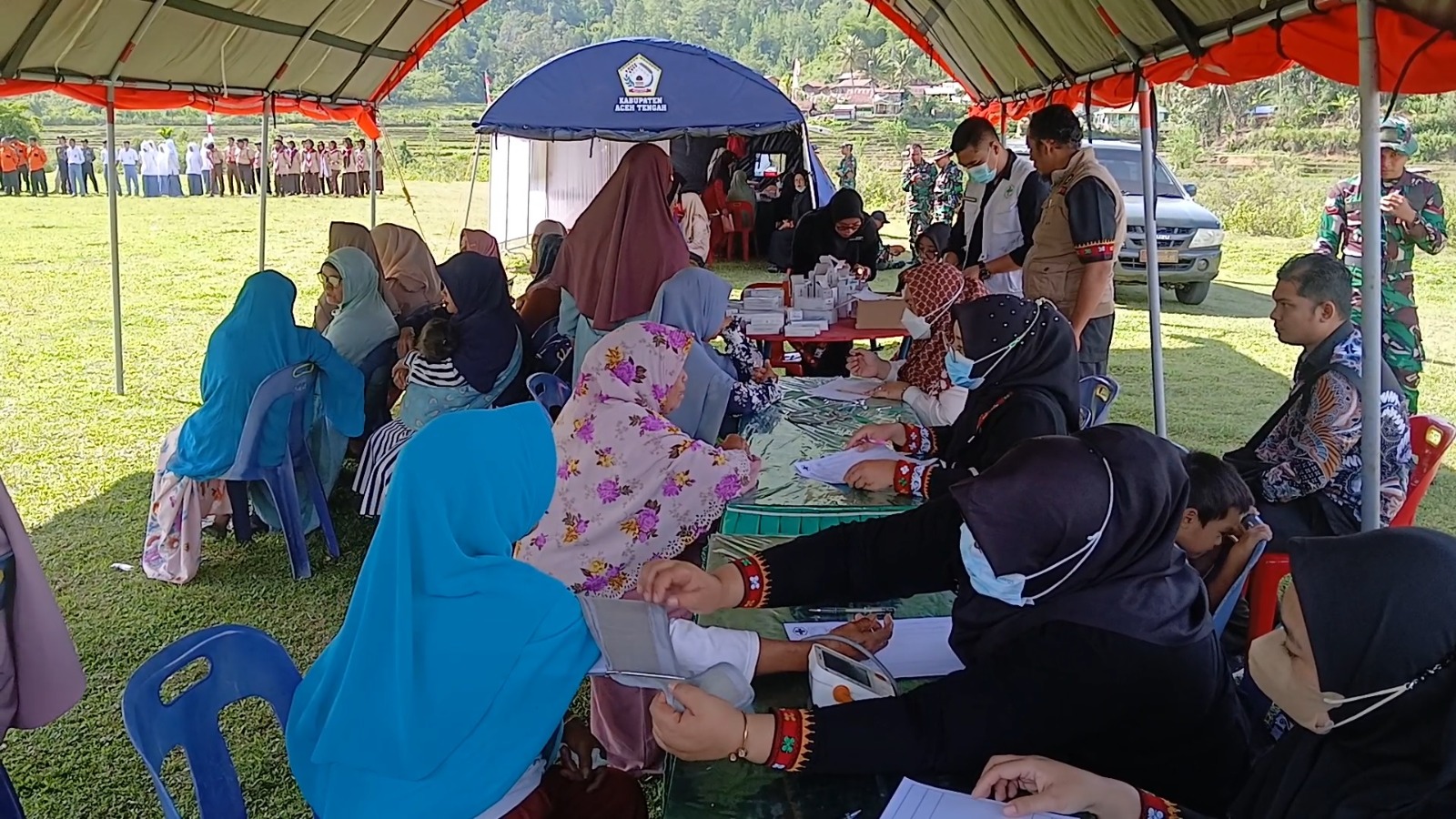 Anggota Satgas TMMD ke-126 Gelar Pengobatan dan Pengecekan Kesehatan Bagi Warga