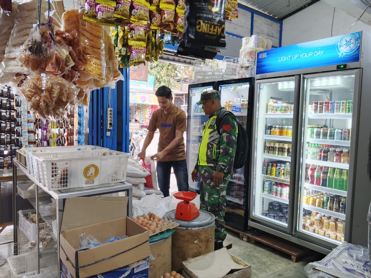 Babinsa Koramil 02/WPS Monitoring Harga Sembako Di Wilayah Binaan, Waspadai Oknum Pedagang Nakal