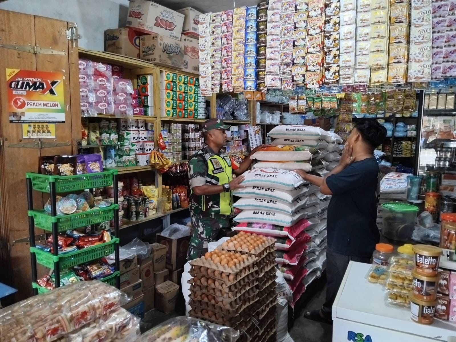 Cek Langsung Ke Pedagang, Upaya Koramil 04/PRG Menjaga Stabilitas Harga Sembako Di Wilayah Teritorialnya