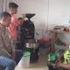 Dukung UMKM, Babinsa Berikan Motivasi kepada Pelaku Jasa Roasting Kopi Gayo