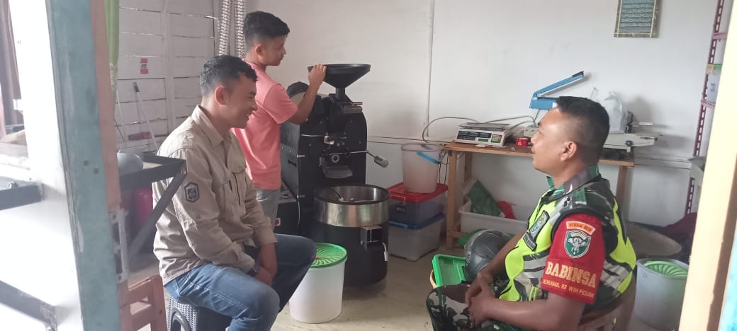 Dukung UMKM, Babinsa Berikan Motivasi kepada Pelaku Jasa Roasting Kopi Gayo