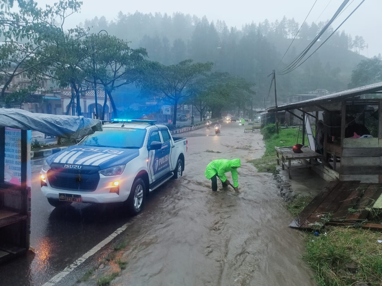 Hujan Deras Bukan Halangan, Satlantas Polres Aceh Tengah Bergerak Cepat Tangani Banjir dan Kelancaran Arus