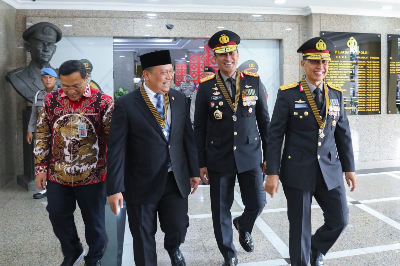 KEPALA BNN RI RAIH TANDA KEHORMATAN BINTANG BHAYANGKARA PRATAMA DARI KAPOLRI