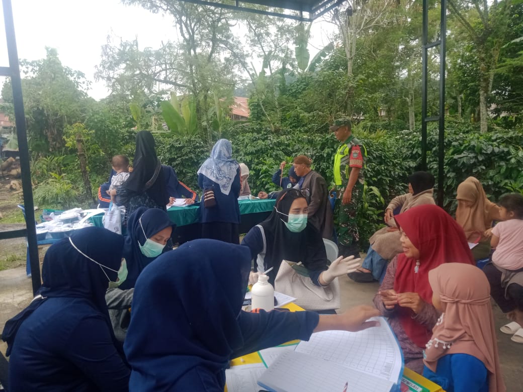 Perkuat Pembinaan Teritorial, Babinsa Koramil 02/Wps Ikut Serta dalam Kegiatan Posyandu Dan Posbindu