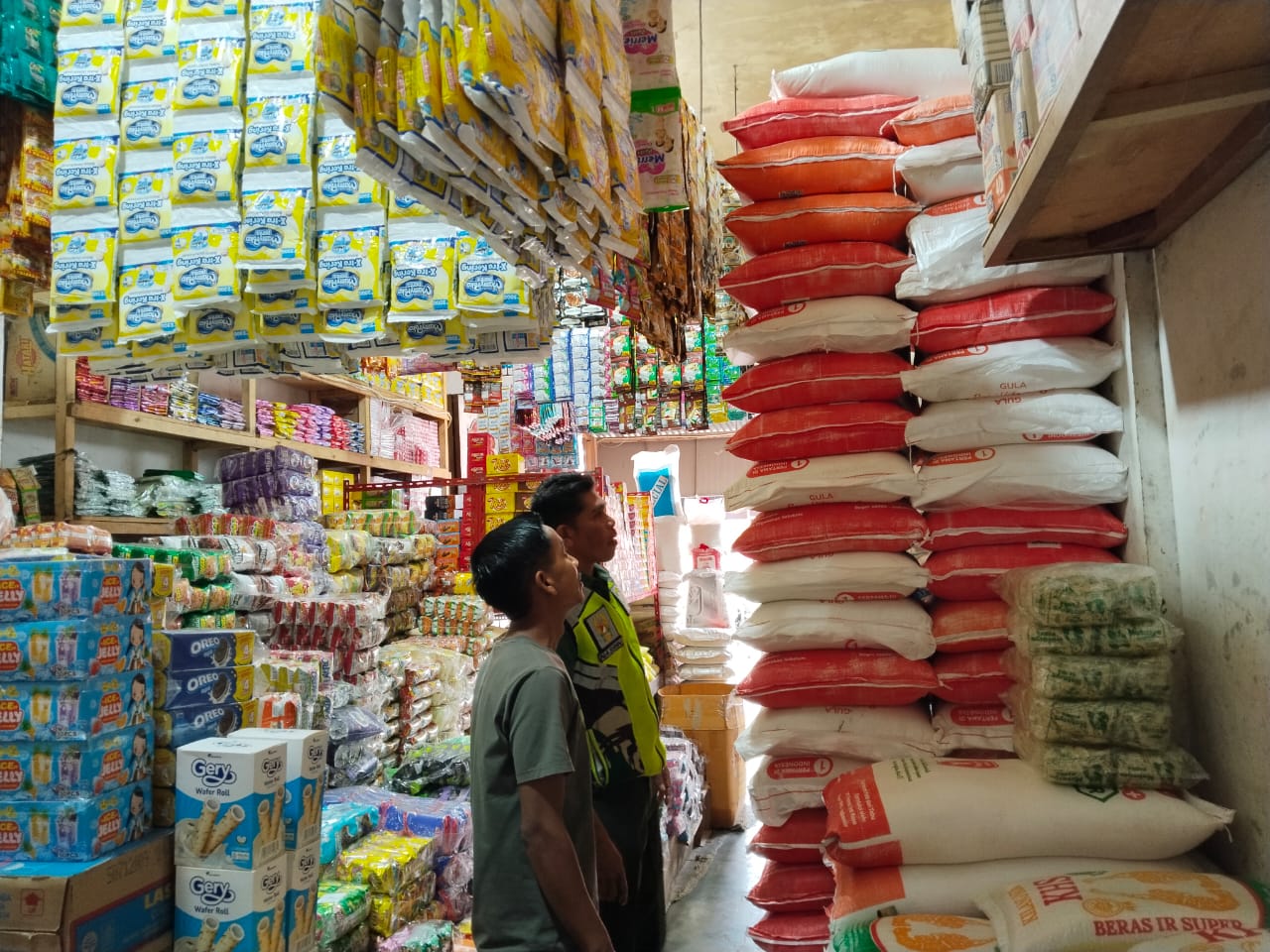 Babinsa Koramil 05/Permata Aktif Cek Stok Dan Harga Sembako, Pastikan Kebutuhan Pokok Masyarakat Terpenuhi