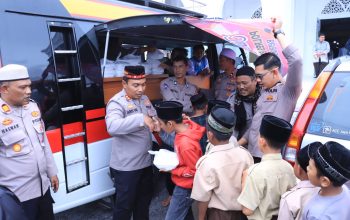 Polres Bener Meriah Bagikan Bingkisan Makan Siang Untuk Jemaah Sholat Jum’at Masjid Istiqomah Bale Atu Polres Bener Meriah Bagikan Bingkisan Makan Siang Untuk Jemaah Sholat Jum’at Masjid Istiqomah Bale Atu