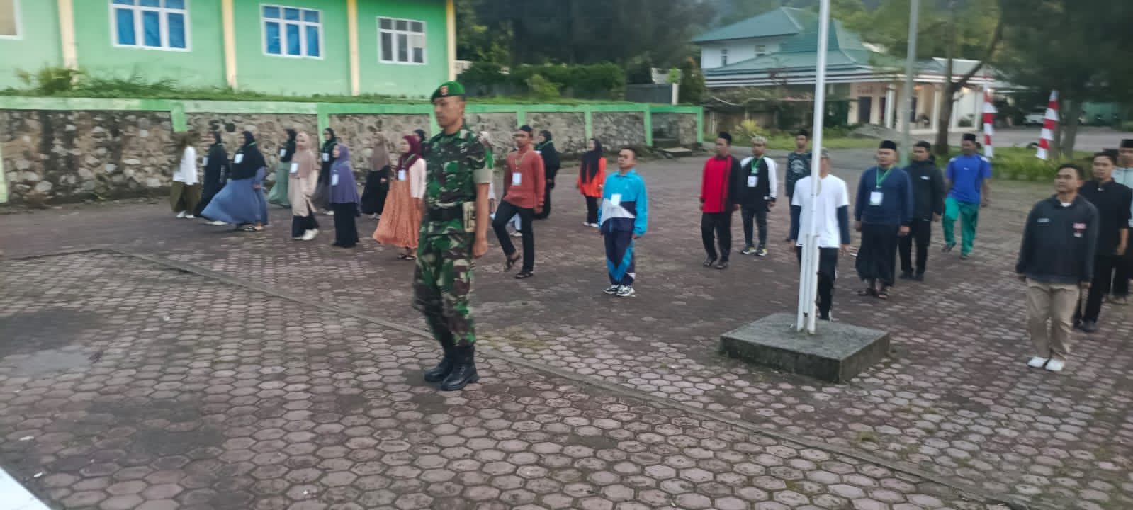 Tanamkan Kedisiplinan Santri, Anggota Koramil 06/Bukit Latih PBB Di Ponpes Bustanul Arifin