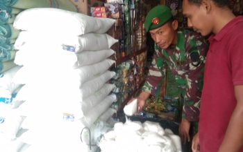 Monitoring Harga Dan Ketersediaan Sembako, Babinsa Sambangi Grosir Pedagang