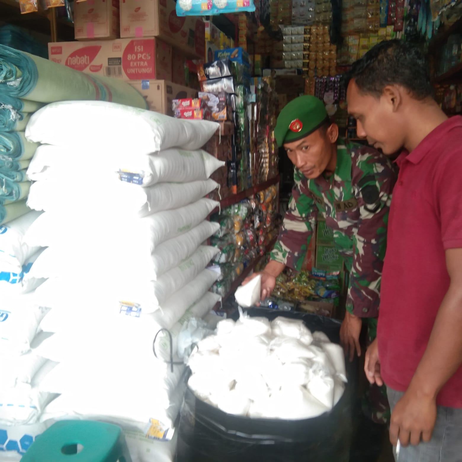 Monitoring Harga Dan Ketersediaan Sembako, Babinsa Sambangi Grosir Pedagang