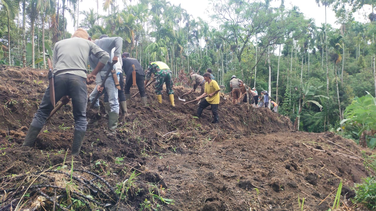 Babinsa Bersama Warga Gotong Royong Siapkan Lahan Ketahanan Pangan Tingkat Desa
