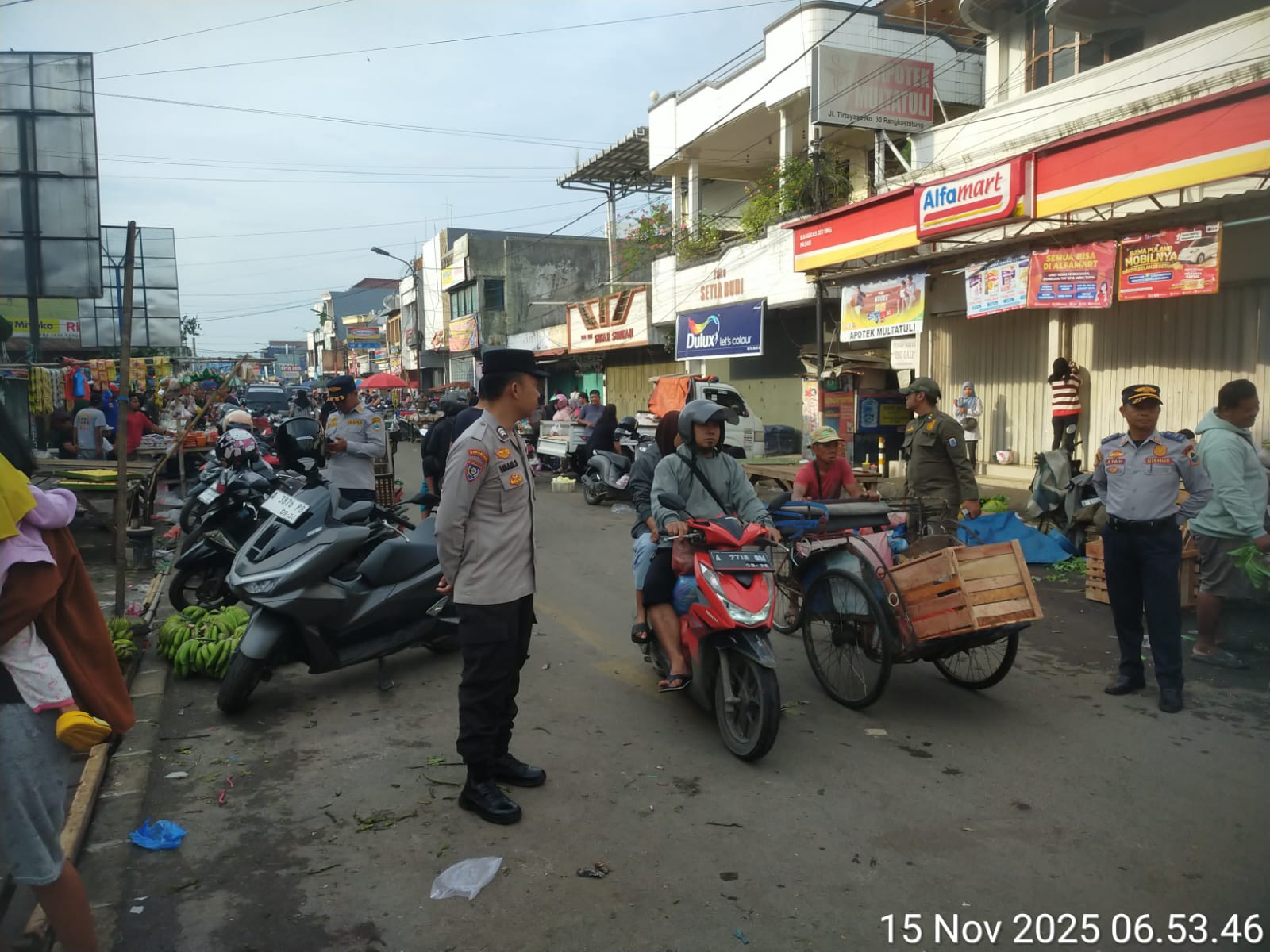 Polsek Rangkasbitung Polres Lebak Giat Patroli Dialogis Ke Pasar Rangkasbitung di Jalan RT.Hardiwinangun