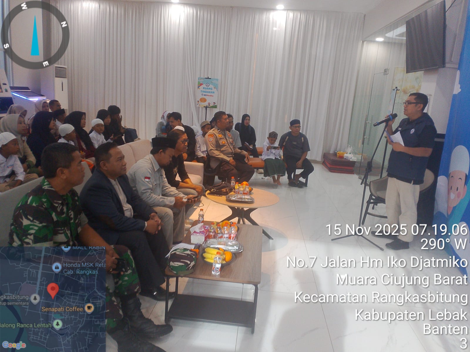 Bhabinkatibmas Polsek Rangkasitung Polres Lebak Hadiri Kegiatan Sunatan Massal BRILian di Bank BRI