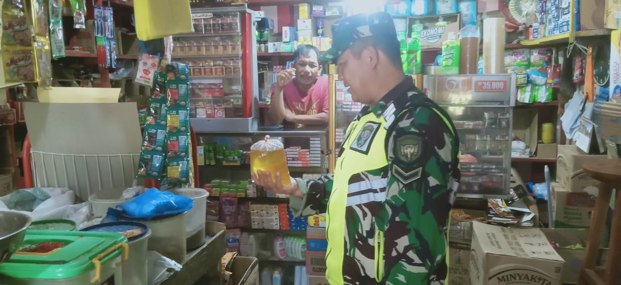 Menjaga Stabilitas Ekonomi Di Wilayah, Anggota Koramil 04/PRG Pantau Harga-harga Sembako