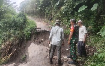 Akses Jalan Terputus, Babinsa Tinjau Jalan Alternatif yang Rusak Akses Jalan Terputus, Babinsa Tinjau Jalan Alternatif yang Rusak