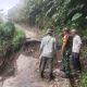 Akses Jalan Terputus, Babinsa Tinjau Jalan Alternatif yang Rusak
