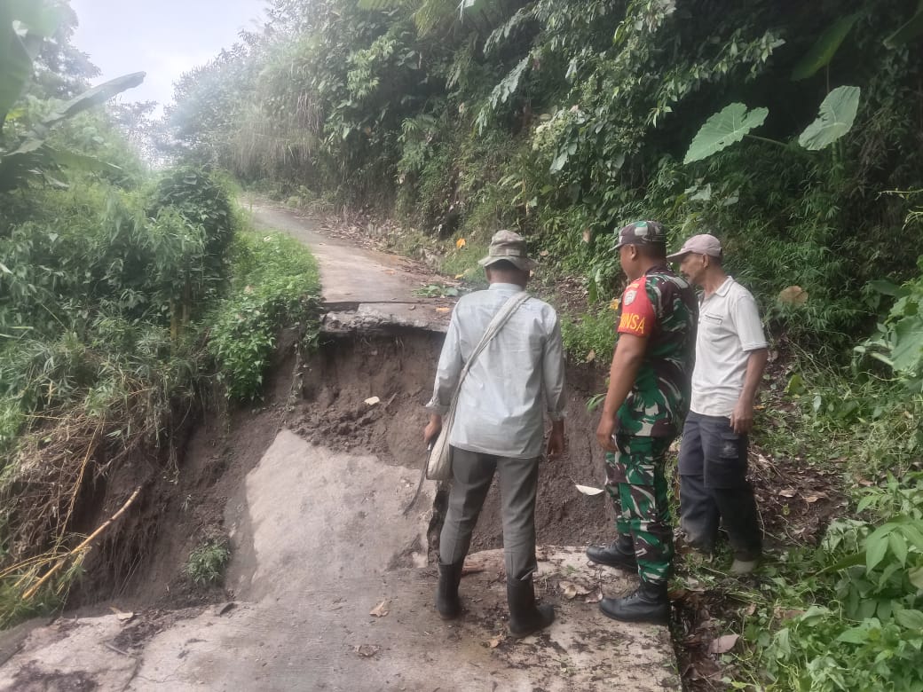 Akses Jalan Terputus, Babinsa Tinjau Jalan Alternatif yang Rusak