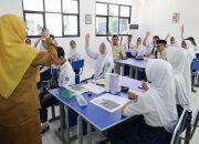 Presiden Prabowo Resmikan Papan Interaktif Digital di SMPN 4 Kota Bekasi Presiden Prabowo Resmikan Papan Interaktif Digital di SMPN 4 Kota Bekasi