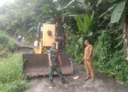 Babinsa Koramil 03/TG Dampingi Petugas BPBD Timbun Akses Warga Akibat Longsor