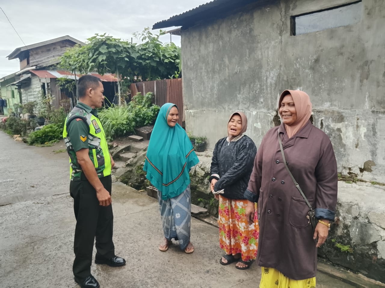 Komsos Dengan Ibu-ibu, Babinsa Jalin Silahturahmi Bersama Komponen Masyarakat