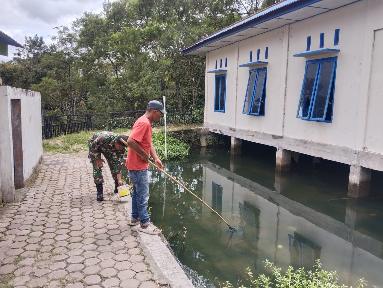 Dukung Peningkatan Ketahanan Pangan, Babinsa Motivasi Warga Budidayakan Ikan Air Tawar