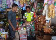 Jaga Kestabilan Harga, Babinsa Koramil 02/WPS Cek Langsung Sembako Di Pasaran
