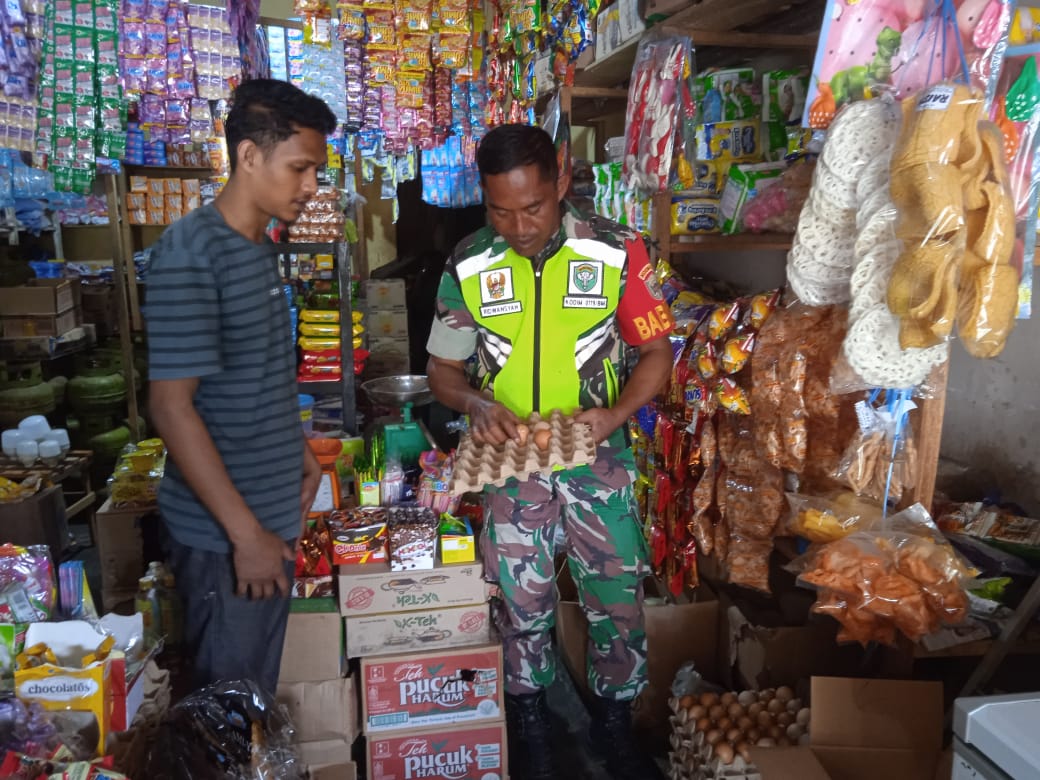 Jaga Kestabilan Harga, Babinsa Koramil 02/WPS Cek Langsung Sembako Di Pasaran