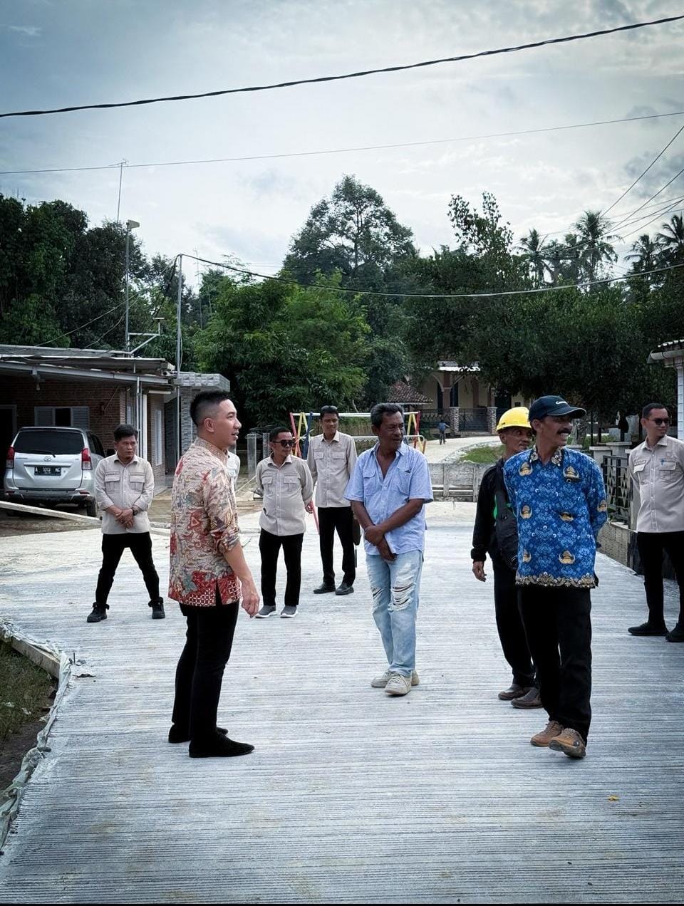 Bupati Lebak Tinjau Pengecoran Jalan di Desa Banjarsari