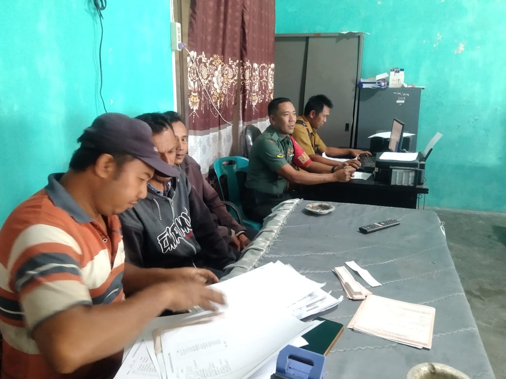 Perbarui Data Teritorial, Babinsa Koordinasi Bersama Perangkat Desa Melalui Komsos