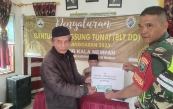 Babinsa Hadiri Dan Kawal Penyaluran BLT DD Di Desa Babinsa Hadiri Dan Kawal Penyaluran BLT DD Di Desa