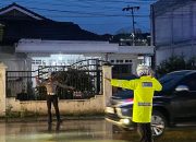 Meski Diguyur Hujan dan Dingin Menusuk Tulang, Satlantas Polres Aceh Tengah Tetap Hadir Atur Lalu Lintas