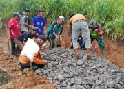 Babinsa Dan Warga Gotong Royong Perbaiki Jalan Amblas Akibat Tingginya Curah Hujan