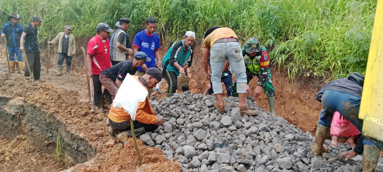Babinsa Dan Warga Gotong Royong Perbaiki Jalan Amblas Akibat Tingginya Curah Hujan