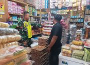 Pantau Langsung Stok Dan Harga Sembako Di Pasaran, Babinsa Sambangi Toko-toko Kelontong