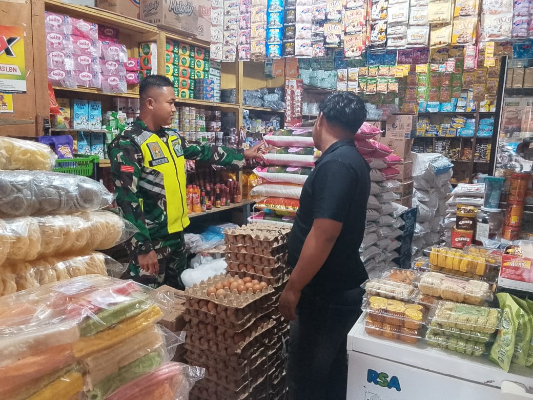 Pantau Langsung Stok Dan Harga Sembako Di Pasaran, Babinsa Sambangi Toko-toko Kelontong