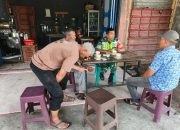 Jalin Kedekatan Bersama Warga, Babinsa Laksanakan Komsos
